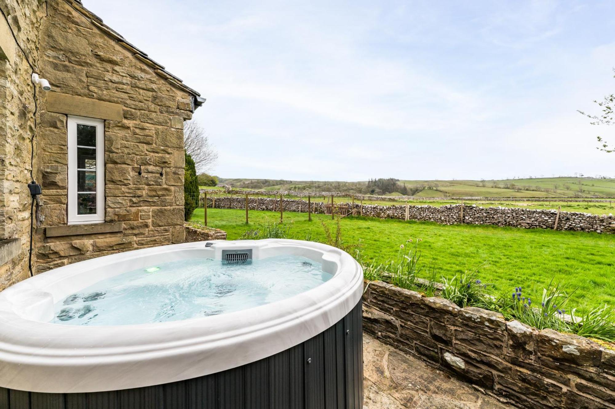 Central Malham Wellbeing Escape With Hot Tub Sleeps 8 Exterior photo